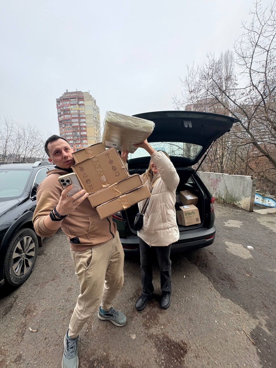 Волонтери завантажують допомогу